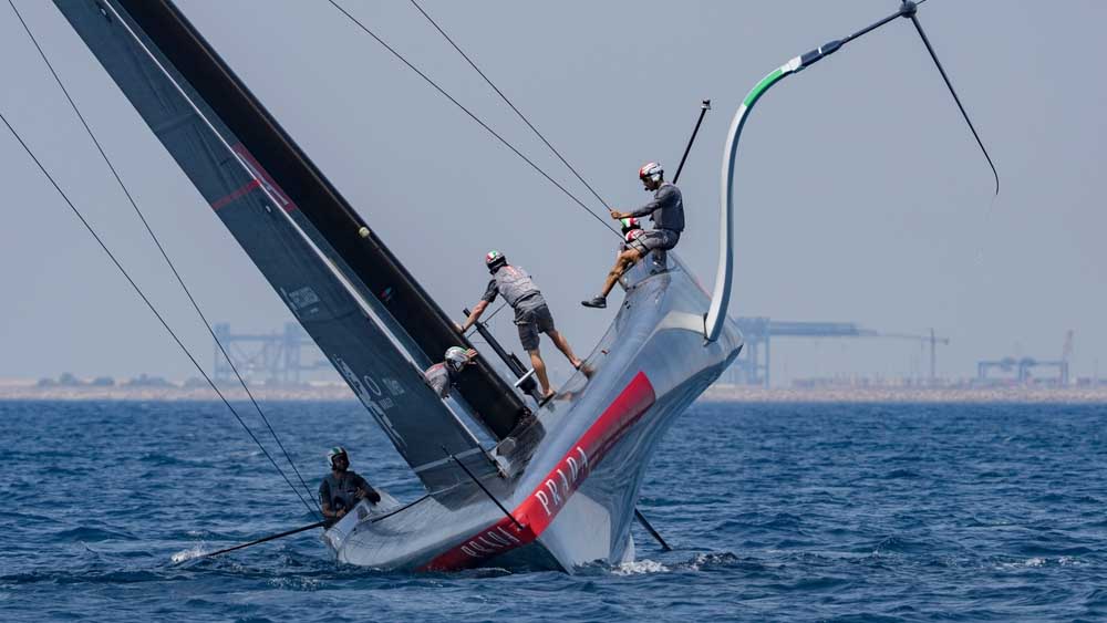 Luna Rossa torna in acqua a Cagliari e sfiora il capovolgimento