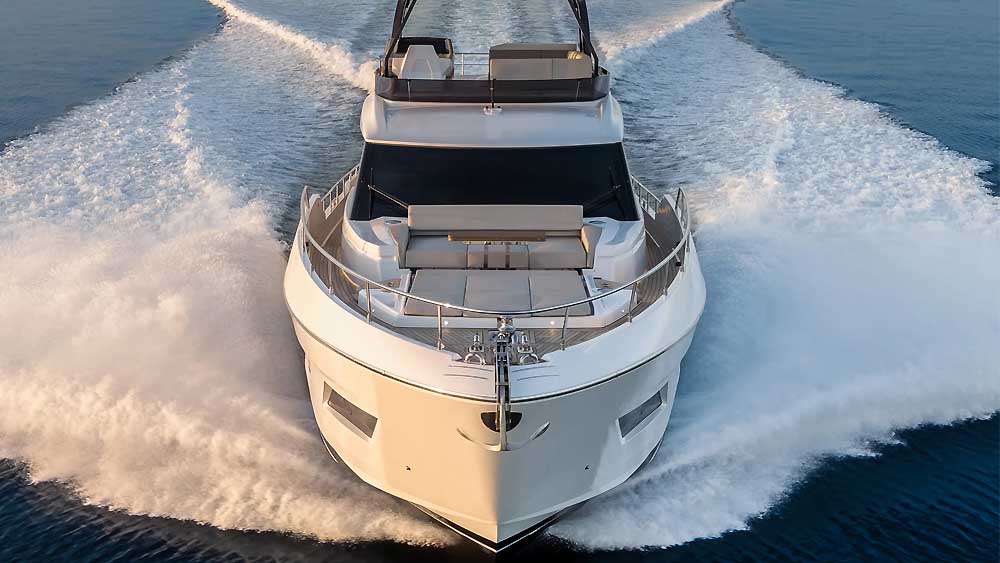 Ferretti Yachts 720, a new balance on board
